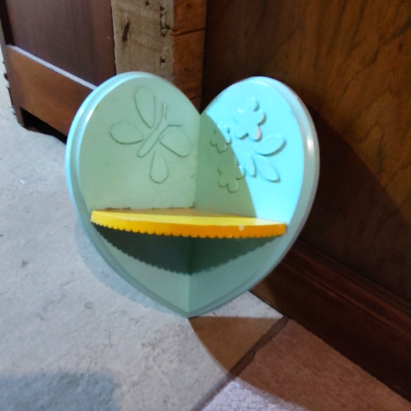 Heart-Shaped Corner Shelf - Picture 1 of 8